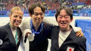 「やっとお父様も…」鍵山優真、銀メダル直後の“親子ショット”に涙腺崩壊　 厳格な父が見せた「満面の笑み」に感動
