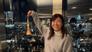 渋野日向子、食べ歩きで見せた無邪気な笑顔！　マネージャー公開の癒やしの「もぐもぐショット」にファン歓喜