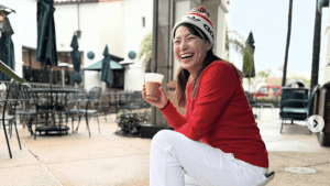 渋野日向子、“しぶこスマイル”全開！　赤×白のスポーティーなコーデに注目集まる「赤がお似合い」「この笑顔に勝てる人はいるのだろうか」