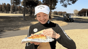 「こちらまで幸せになる」三浦桃香、ぽかぽか芝生上の“もぐもぐショット”がかわいすぎ！　ウェア姿でくつろぐ笑顔にファン悶絶