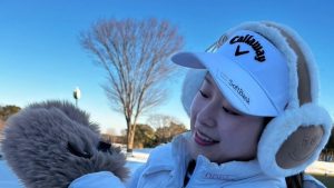 吉田優利の妹・吉田鈴が22歳に　雪の中の“真っ白フワフワ”コーデに「めちゃんこ可愛い」「モデルでも生きていける」