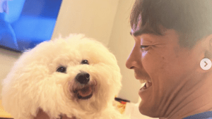 槙野智章「めちゃくちゃかわいい！」前髪下ろし愛犬と遊ぶ様子に反響　「こっちまでHappyです」「最高の笑顔ですね」