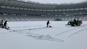 試合中止寸前の“白銀スタジアム”が劇的復活！　早朝からの人海戦術で実現したホームゲームに「今日のMVPは除雪した方々」と賞賛
