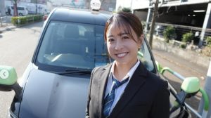 園田彩乃、メガネ＆スーツで“美人タクシー運転手”に変身！　予想外の本気コスプレにファンメロメロ「助手席乗りたい」「めちゃくちゃ可愛い」