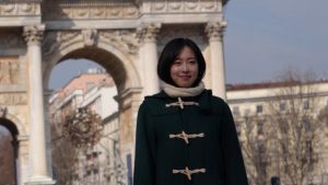 33歳・元卓球の国民的ヒロイン、五輪の聖火をバックに“モデル顔負け”の1枚！ 緑のコートでほほ笑みショット