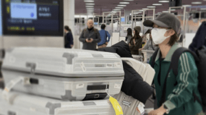 「旅行客も二度見」髙木菜那、帰国時の荷物の数がSNSで話題　「こんな荷物の量に…」「衣装も自前なんですね」