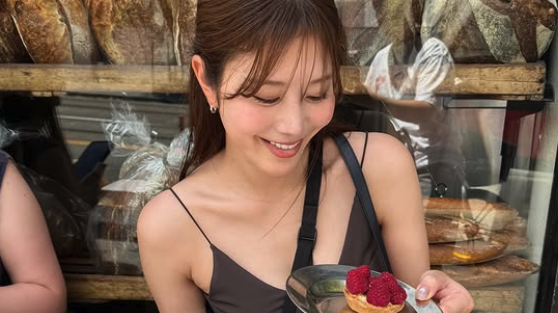 細いストラップのブラウンのキャミソールを纏い、デコルテラインを大胆に露出した稲村亜美（画像は稲村亜美Instagramより引用）