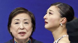 ミラノ・コルティナ冬季五輪フィギュアスケート女子フリーの演技を終え、中野園子コーチ（左）に迎えられる坂本花織＝１９日、イタリア・ミラノ（共同）