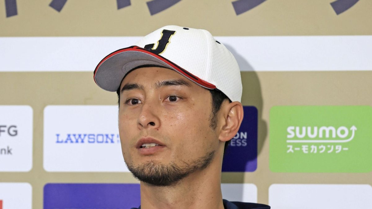 強化合宿を終え、取材に応じるアドバイザーのダルビッシュ＝宮崎（代表撮影）