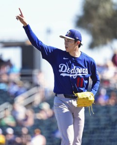 ガーディアンズ戦の２回、ナインに合図するドジャース・佐々木＝グッドイヤー（共同）