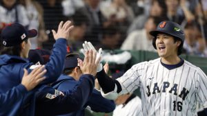 ３回、本塁打を放ちベンチで迎えられる大谷＝東京ドーム