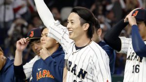 韓国に勝利し、歓声に応える周東＝東京ドーム