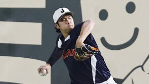 キャッチボールで調整する大谷＝東京ドーム