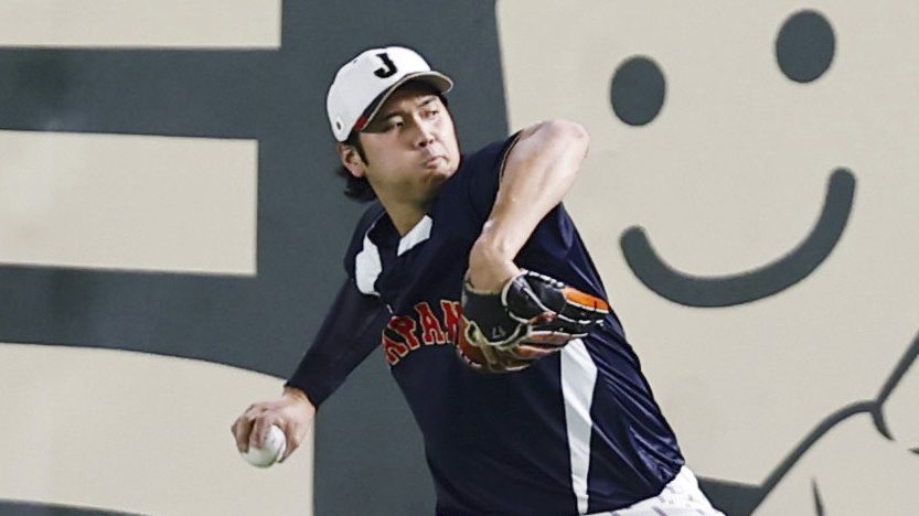 キャッチボールで調整する大谷＝東京ドーム