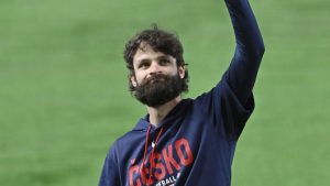 試合後、スタンドの歓声に応えるチェコのオンジェイ・サトリア投手＝１０日、東京ドーム

