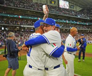 プエルトリコに勝ち準決勝進出を決め、喜ぶイタリアのセルベリ監督（右）＝ヒューストン（共同）