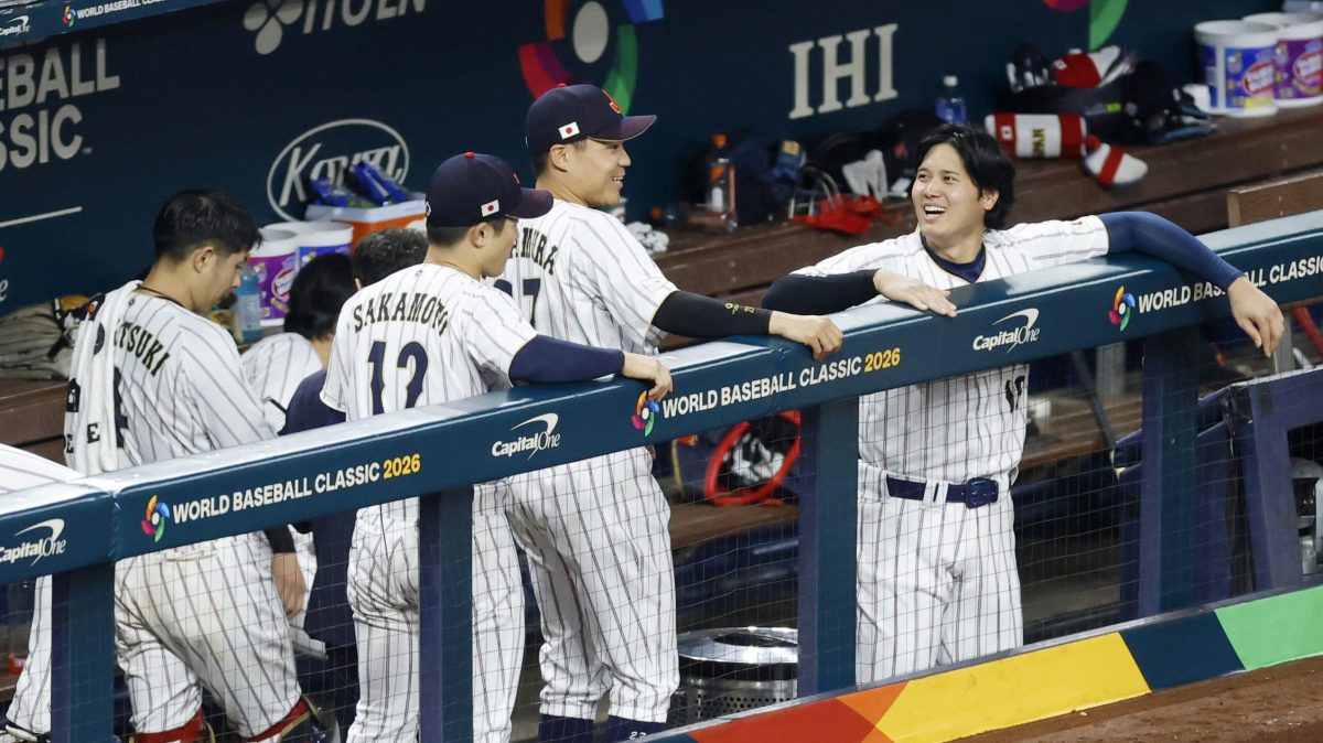 ５回の攻撃中に笑顔を見せる大谷（右端）＝マイアミ（共同）