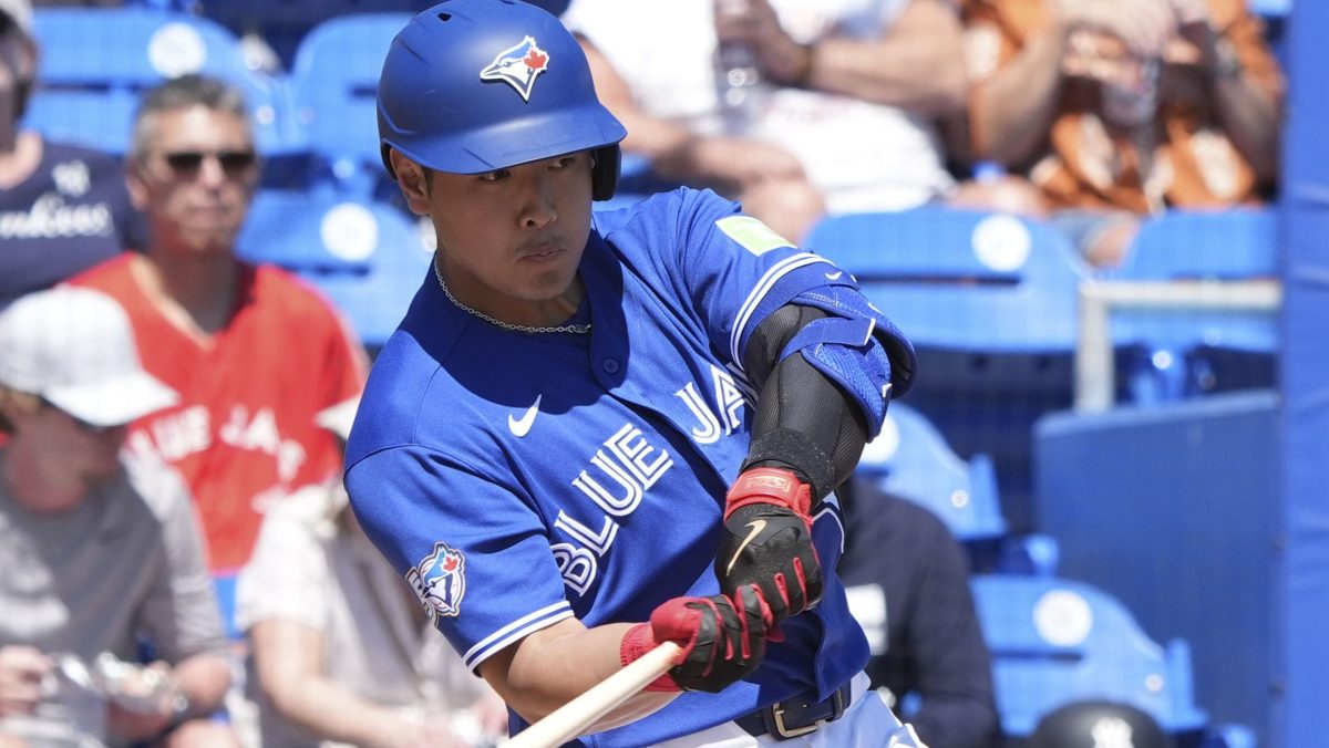 ヤンキース戦の５回、二塁打を放つブルージェイズ・岡本＝ダンイーデン（共同）