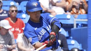 ヤンキース戦の５回、二塁打を放つブルージェイズ・岡本＝ダンイーデン（共同）