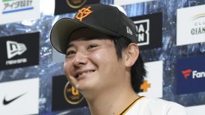ヒーローインタビューでウイニングボールを手に笑顔を見せる巨人・竹丸＝東京ドーム