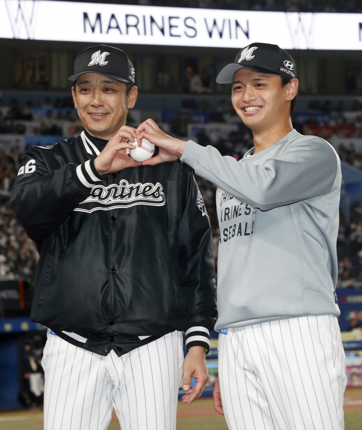 笑顔で写真に納まる、監督初勝利を挙げたロッテのサブロー監督（左）とプロ初勝利の毛利＝ＺＯＺＯマリン 「カラー」