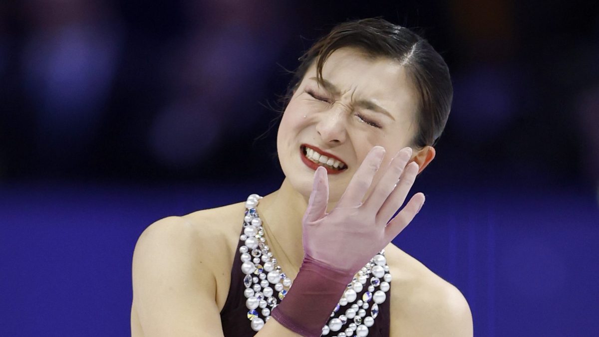 現役最後の演技を終え、涙する坂本花織＝プラハ（共同）