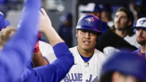 アスレチックス戦の５回、Ａ・ヒメネスの三塁打で生還し、迎えられるブルージェイズ・岡本＝トロント（共同）