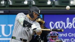 ブルワーズ戦の４回、メジャーデビューから２試合連続本塁打となる２号ソロを放つホワイトソックス・村上＝ミルウォーキー（共同）