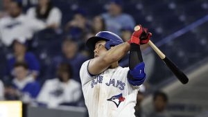ロッキーズ戦の９回、２試合連続本塁打となる２号ソロを放つブルージェイズ・岡本＝トロント（共同）