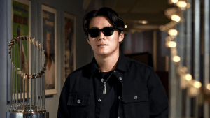 開幕投手・山本由伸“カッコよすぎる”カジュアルコーデで球場入り　オーラ全開の最新ショットに注目「自信がみなぎってる」