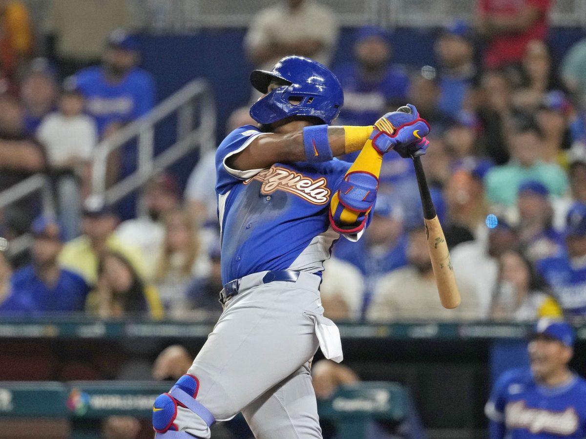 ニカラグア戦の３回、ソロ本塁打を放つベネズエラのアクーニャ＝マイアミ（共同）