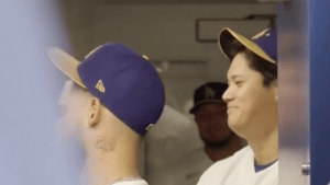 「Okay,I spy with my little eye」スネルが探した先には…？大谷翔平の談笑シーン激写にファンほっこり「いい仕事」「So funny」