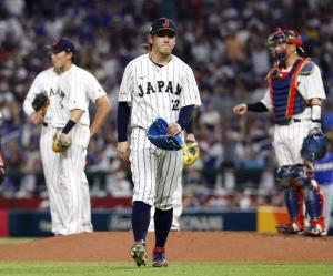 ベネズエラ戦の５回途中で降板する隅田（中央）＝１４日、マイアミ（共同）