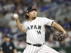 ベネズエラ戦の６回に登板した伊藤＝マイアミ（共同）