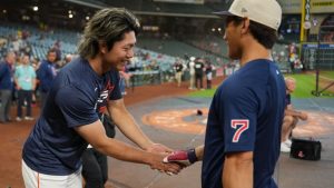 今井達也、吉田正尚とメジャーで早々再会の“レアショット”　日本人らしいお辞儀や「ライオンのような髪」にホッコリ