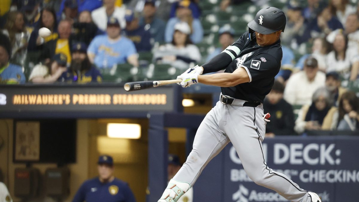 米大リーグ、ブルワーズとの開幕戦の９回、メジャー初本塁打を放つホワイトソックス・村上宗隆＝２６日、ミルウォーキー（共同）