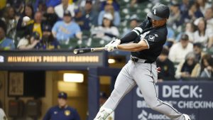 米大リーグ、ブルワーズとの開幕戦の９回、メジャー初本塁打を放つホワイトソックス・村上宗隆＝２６日、ミルウォーキー（共同）