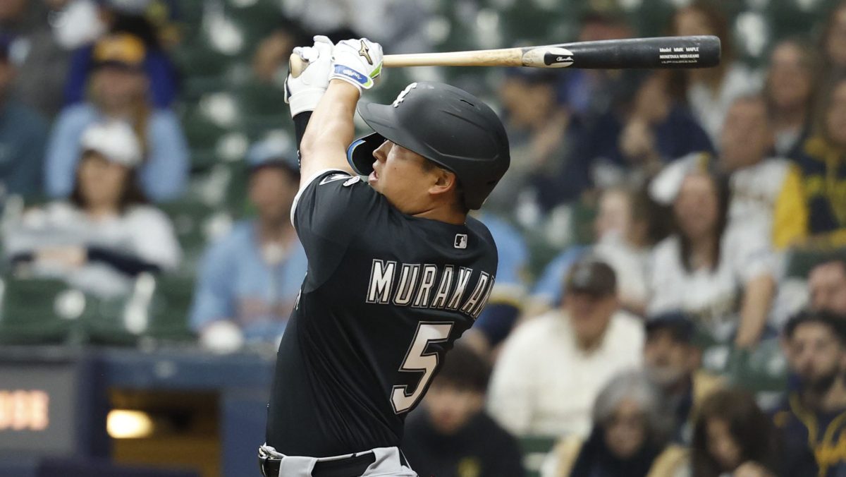 ブルワーズとの開幕戦の９回、メジャー初本塁打を放つホワイトソックス・村上＝ミルウォーキー（共同）