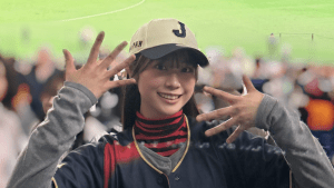 「名探偵津田と行きましたか？」水ダウ・アシスタント役が侍J現地観戦でツッコミ殺到　ユニフォーム姿に「勝利の女神」「めちゃくちゃ似合ってる」