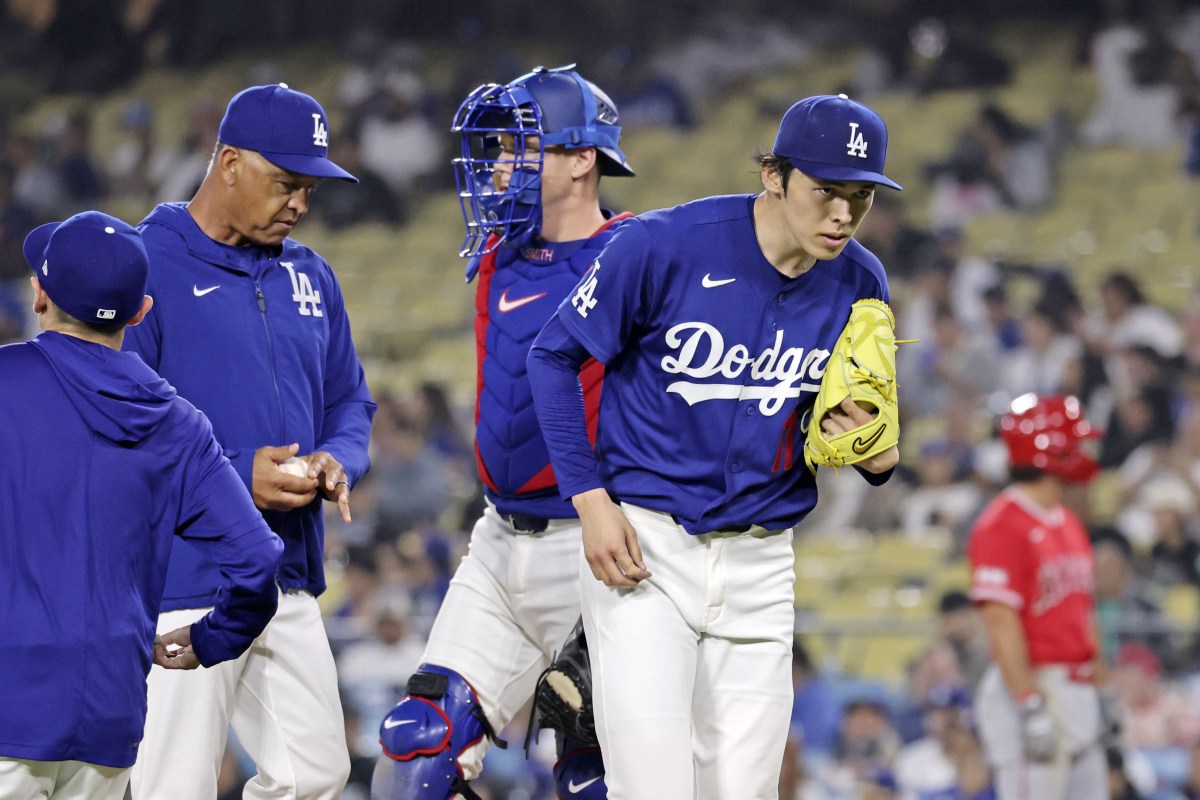 エンゼルス戦の４回、この試合２度目の降板となるドジャース・佐々木。左はロバーツ監督＝ロサンゼルス（共同）