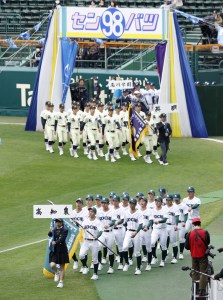 第９８回選抜高校野球大会の開会式で、入場行進する高知農の選手ら＝１９日午前、甲子園球場