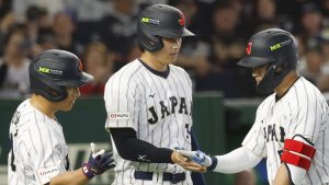鈴木を迎える大谷 日本―韓国 　１回、２ランを放った鈴木（右）を迎える大谷（中央）ら＝東京ドーム 「カラー」「２０２６ＷＢＣ」１次リーグ