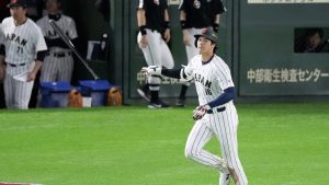 ３回日本１死、大谷が本塁打を放ち、一塁に向かう＝東京ドーム