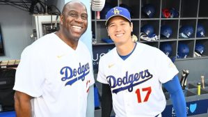 捕手・大谷翔平がNBAレジェンドと始球式で“夢の共演” 豪華ツーショットに「これは歴史的」「エグすぎるやろ」ファン騒然