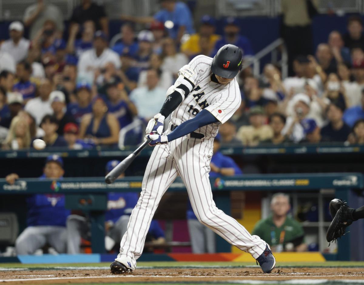 １回日本、大谷が右中間に先頭打者本塁打を放つ＝マイアミ（共同）