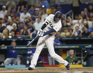 １回日本、大谷が右中間に先頭打者本塁打を放つ＝マイアミ（共同）