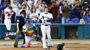 最後の打者となった大谷 日本逆転負け、連覇ならず 　ＷＢＣ準々決勝のベネズエラ戦の９回、遊飛に倒れて最後の打者となった大谷翔平。日本代表は逆転負けを喫し、２大会連続の優勝はならなかった＝１５日、マイアミ（共同）