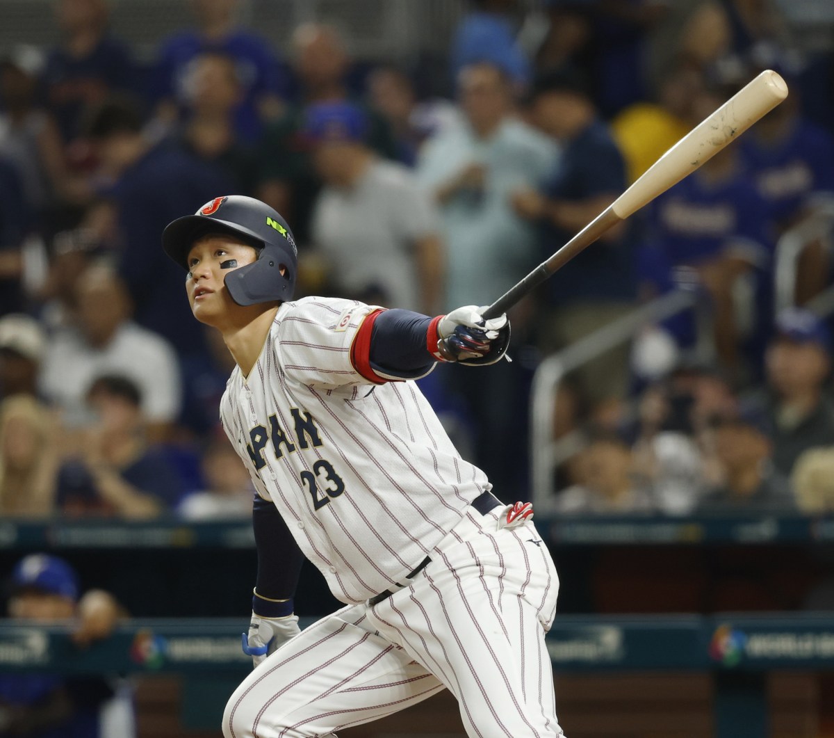 ３回日本１死二、三塁、森下が左越えに３ランを放つ＝マイアミ（共同）