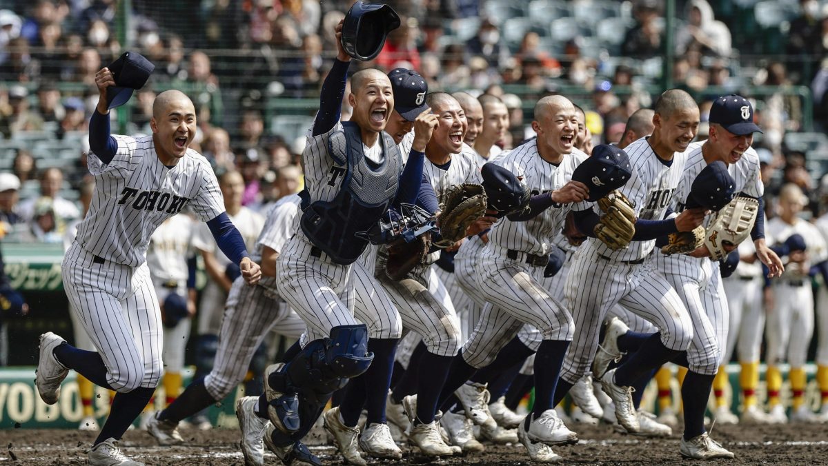 帝京長岡に勝利し、駆け出す東北ナイン＝甲子園