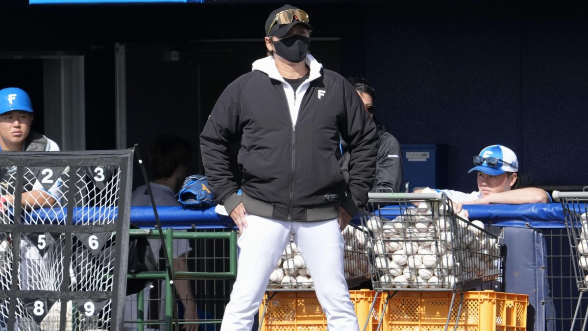 打撃練習を見守る日本ハムの新庄監督（中央）＝名護